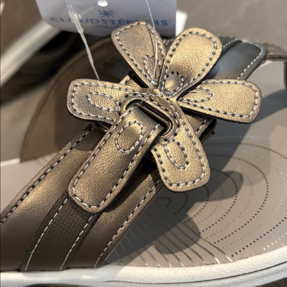 Clarks Cloudsteppers Cushion soft,shock absorbing,lightweight,grippy sandals - Picture 9 of 10